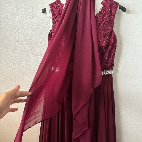 Elegant Burgundy Large Gown with Beaded Waist - Picture 9 of 10